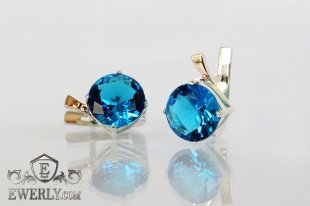 Женские серебряные серёжки с голубыми камнями и золотом, фото