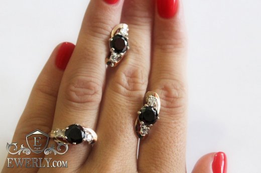 Серёжки и кольцо из серебра с чёрными камнями, фото