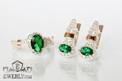 Набор: серёжки и кольцо из серебра с золотом и зелёными камнями, фото