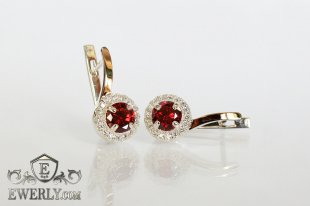 Серебряные серьги с красными камнями, фото