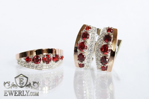 Кольцо и серёжки из серебра с золотом (камни гранатового цвета), фото